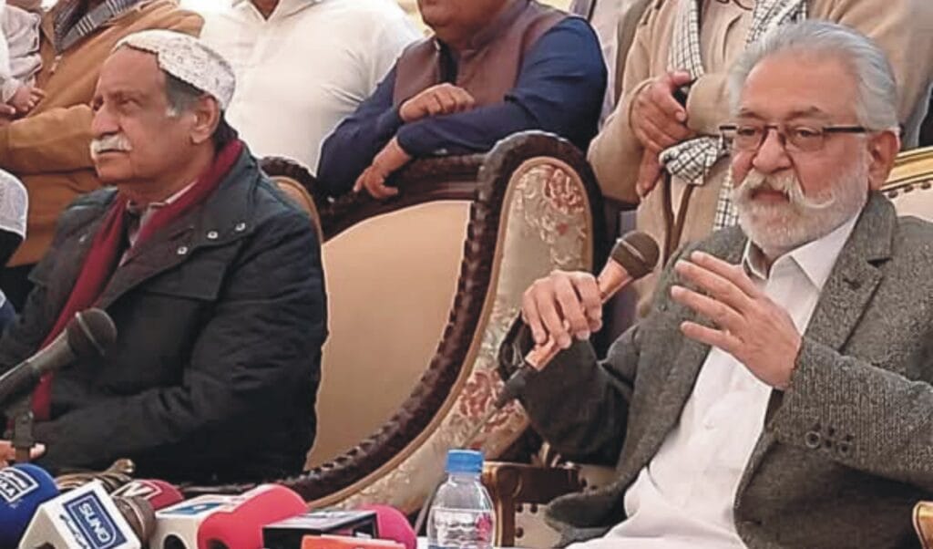 ووٹ "الف" کو دیتے ہیں، لایا "ب" جاتا ہے، اسمبلیوں میں سیاستدان کم اور ٹھیکیدار زیادہ بیٹھے ہوئے ہیں،پیر پگاڑہ 1 05