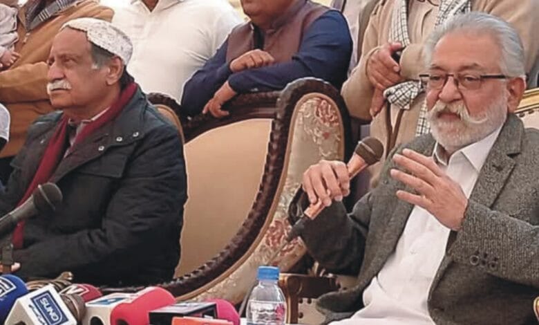 ووٹ "الف" کو دیتے ہیں، لایا "ب" جاتا ہے، اسمبلیوں میں سیاستدان کم اور ٹھیکیدار زیادہ بیٹھے ہوئے ہیں،پیر پگاڑہ 1 05