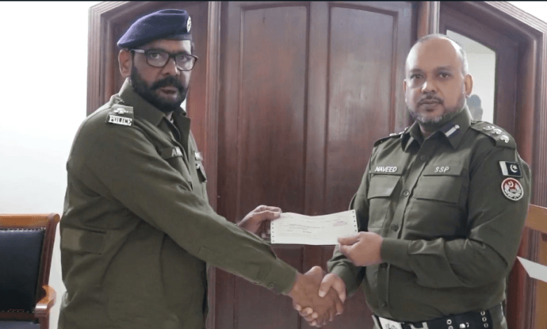 ایس ایس پی انویسٹی گیشن نے افسران میں اخراجات کے چیک تقسیم کئے 1 16