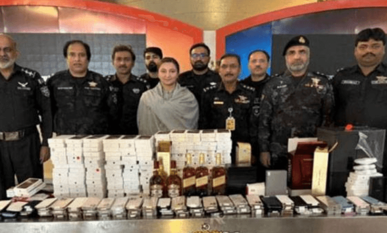 کسٹم حکام کی کارروائی، موبائل فون اور منشیات برآمد 1 22