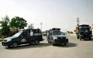 پولیس موبائل کے قریب دھماکہ
