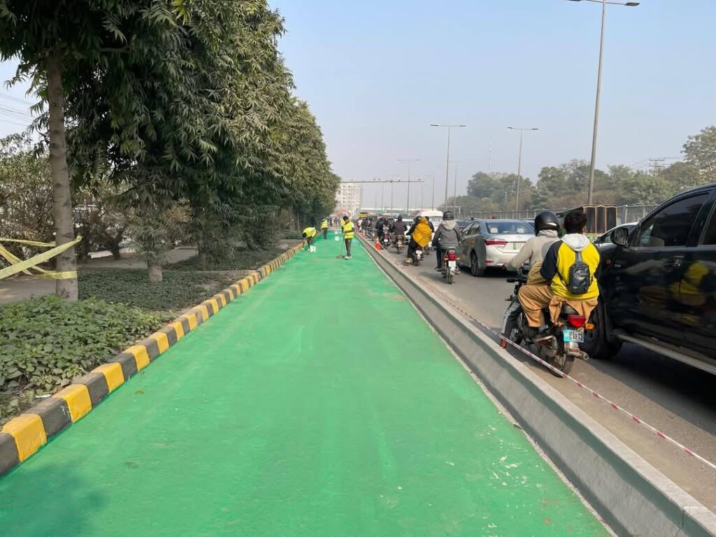 لاہور:موٹرسائیکل اور سائیکل الگ لین کی تیاری 1 473072873 1159940806132549 3269512209815163902 n