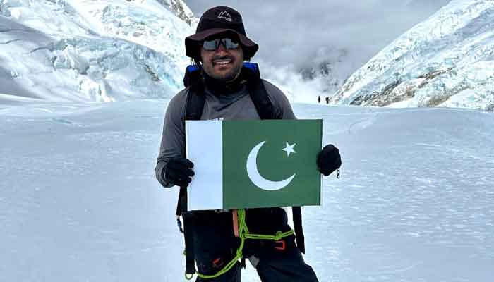 پاکستانی کوہ پیما نے انٹارکٹیکا کی چوٹی ماؤنٹ ونسن سر کرلی 1 Asad Ali Memon 1 1