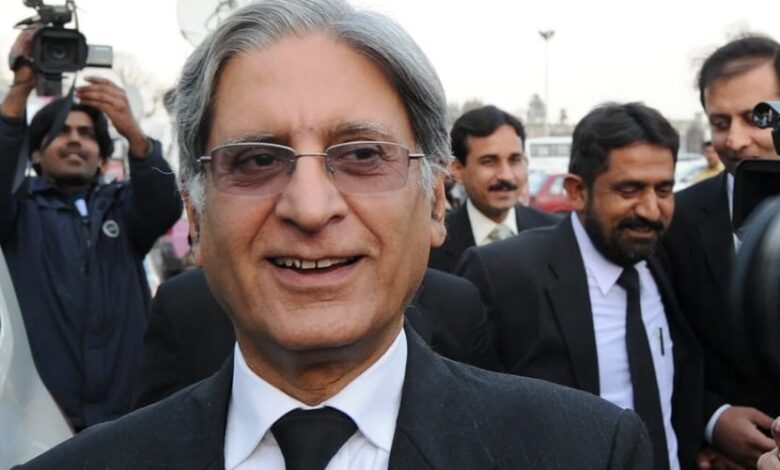 فوجی عدالتوں میں شہریوں کا ٹرائل درست قرار نہیں دیا، اعتزاز 1 Barrister Aitzaz Ahsan