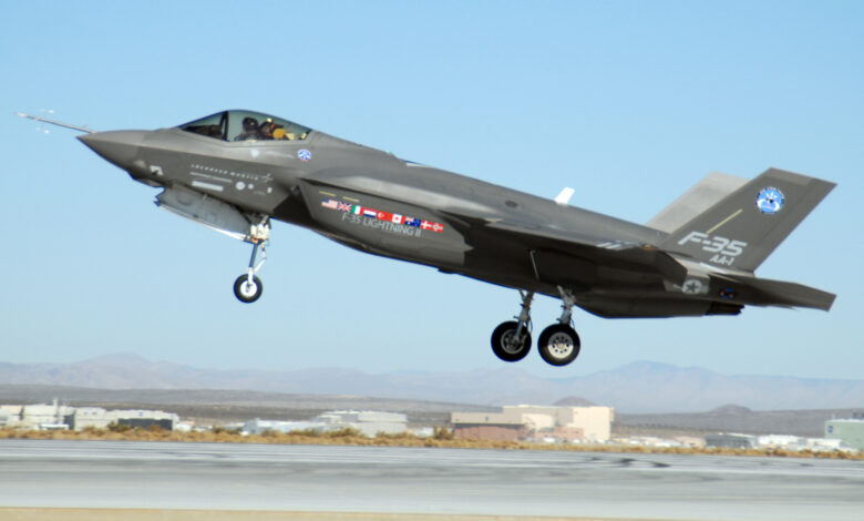 امریکا، جدید لڑاکا طیارہ ایف 35 گر کر تباہ 1 جنگی جہاز F-35