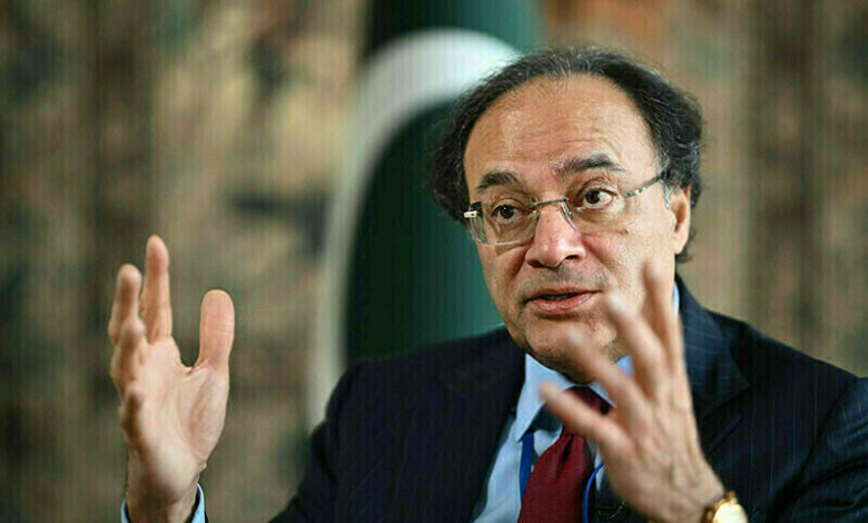 قرضوں سے چھٹکارا پانا مشکل ہے: وزیرِ خزانہ 1 تنخواہ دار کیلئے ریلیف