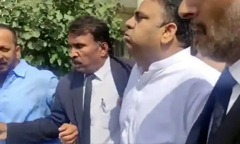 فواد چوہدری،شعیب شاہین میں لڑائی،تھپڑ مار دیا 1 16160310bde021b