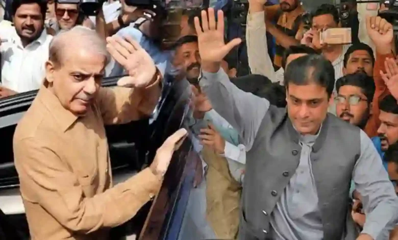 رمضان شوگر ملز: شہباز شریف اور حمزہ شہباز بری 1 656369 113459 shahbaz sharif meets hamza shahbaz at accountability court updates