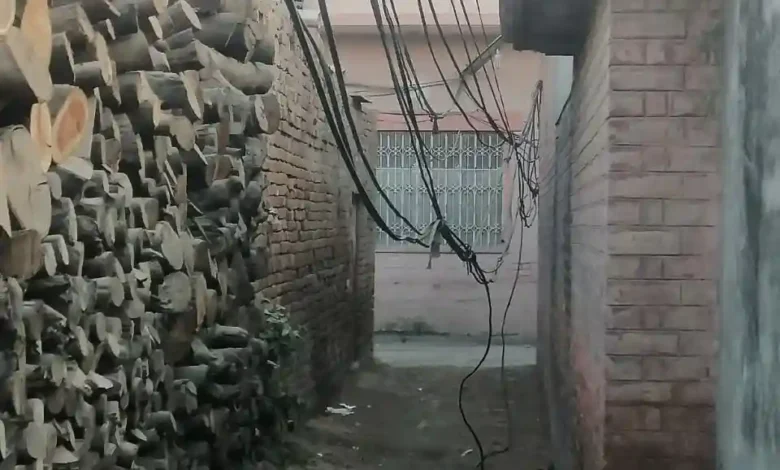 لاہور: لٹکتی بجلی کی تاریں، جان کا خطرہ 1 WhatsApp Image 2025 02 04 at 9.03.56 AM e1738676949547