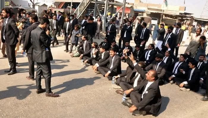 حیدر آباد: 3 روز سے جاری وکلاء کا دھرنا ختم 1 WhatsApp Image 2025 02 07 at 14.32.47