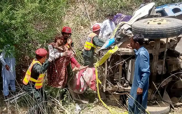بٹگرام: جیپ حادثہ، بچہ جاںبحق، 11 زخمی 1 The jeep fell into a ditch in Abbottabad