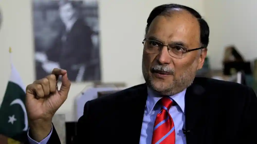 ہر شہری آمدن پر ٹیکس ادا کرے: احسن اقبال