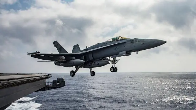 F-18 امریکی طیارہ سمندر میں گرگیا 1 9521d520 c06f 11ef 9afd 01b1de0b2675.jpg