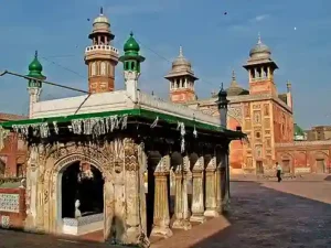 از <a rel="nofollow" class="external text" href="https://www.flickr.com/people/22539273@N00">Guilhem Vellut</a> - <a rel="nofollow" class="external text" href="https://www.flickr.com/photos/22539273@N00/7864381/">The tomb inside Wazir Khan Mosque</a>Uploaded by <a href="//commons.wikimedia.org/wiki/User:Ekabhishek" title="User:Ekabhishek">Ekabhishek</a>، <a href="https://creativecommons.org/licenses/by-sa/2.0" title="Creative Commons Attribution-Share Alike 2.0">CC BY-SA 2.0</a>، <a href="https://commons.wikimedia.org/w/index.php?curid=10642776">ربط</a> اُچے برج لاہور دے