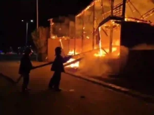 کراچی:عمارت میں آگ لگنے سے 2 خواتین جاں بحق 2 عمارت میں آگ