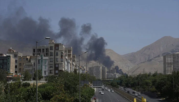 تہران میں شدید بمباری، دھوئیں کے بادل اٹھنے لگے 1 ایران کو مشکلات کا سامنا