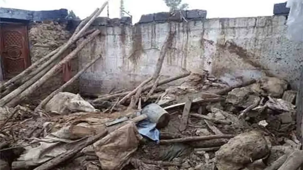 بارش سے مکان کی چھت گر گئی