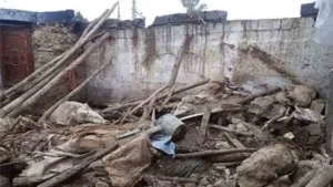 بارش سے مکان کی چھت گر گئی