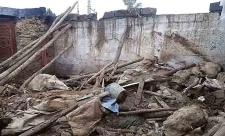 بارش سے مکان کی چھت گر گئی