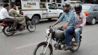 موٹرسائیکل پر دونوں افراد