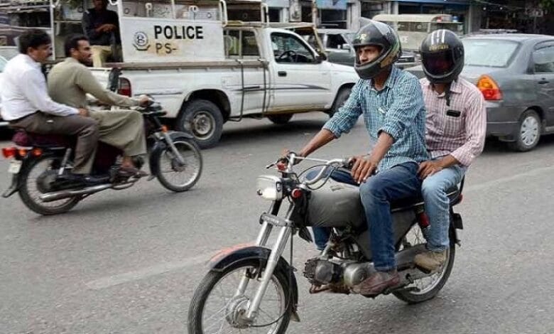 موٹرسائیکل پر دونوں افراد