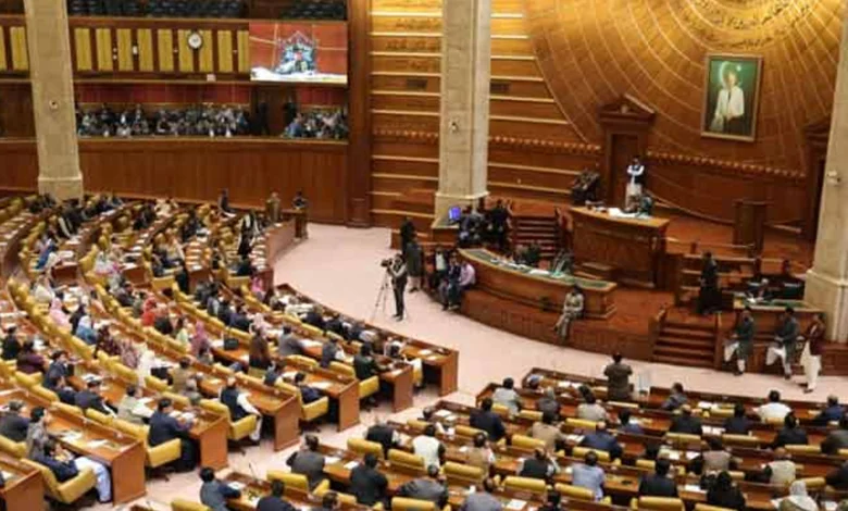 پنجاب اسمبلی: اپوزیشن رکن نے حکومتی رکن کو تھپڑ جڑ دیا 1 punjab assembly