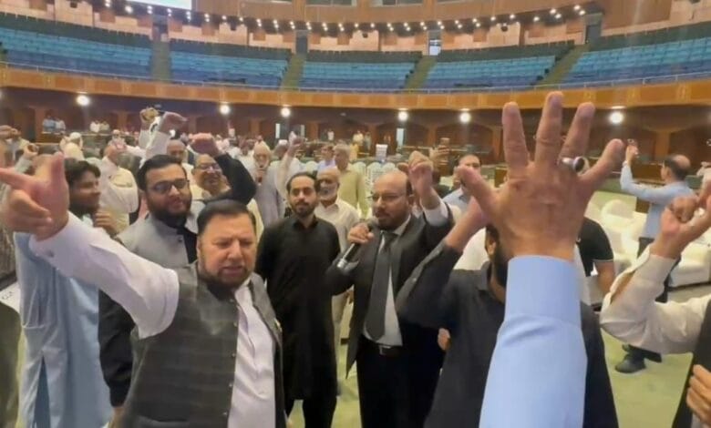 اسلام آباد: نصراللہ رندھاوا کی قیادت میں شہریوں کا سی ڈی اے کی عوامی سماعت سے واک آؤٹ