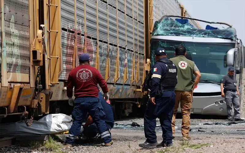 میکسیکو: ٹرین اور ڈبل ڈیکر بس میں تصادم، 10 ہلاک، 61 زخمی