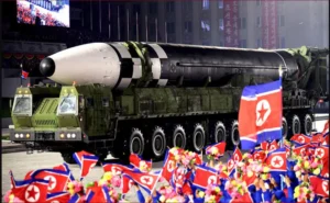 شمالی کوریا: فوجی پریڈ میں جوہری میزائل ہواسونگ 20‘ کی نمائش 3 شمالی کوریا