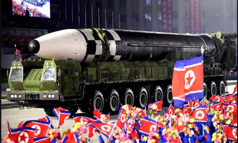 شمالی کوریا: فوجی پریڈ میں جوہری میزائل ہواسونگ 20‘ کی نمائش 1 210824 F YT915 001